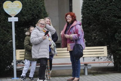 Un grupo de mujeres en uno de los bancos. L. DE LA MATA