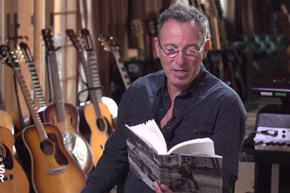 Bruce Springsteen lee un pasaje de 'Born to Run' en la tele.