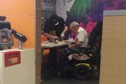 El empleado conocido como 'Kenny', mientras ayuda a un discapacitado.