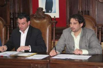 Nicanor Sen, alcalde de Cistierna y diputado provincial, y Javier Arias, teniente de alcalde
