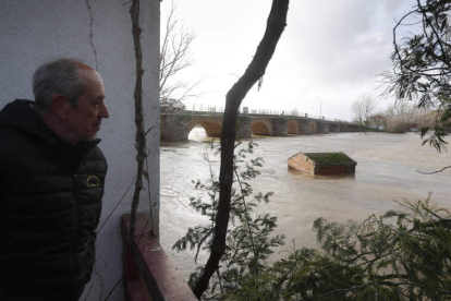 Un vecino observa las inundaciones del pasado noviembre de 2019, en Cebrones del Río. JESÚS F. SALVADORES