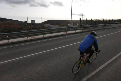 Un ciclista circulando por una carretera de León.