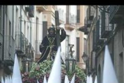 El Jesús Nazareno salió el domingo entre el silencio de la capilla de los Capuchinos. Una comitiva de mujeres con velas abrían la la procesión que recorrió las estrechas calles del casco antiguo.