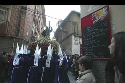 En la Catedral es donde se canta la Salve a la Virgen Blanca. El encuentro entre Madre e Hijo se produce en la calle de la Amargura.