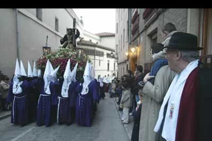 Las cornetas sonaron por las calles del barrio Húmedo mientras un leve toque de tambor iba detrás del paso