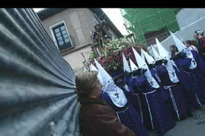 En la plaza del Grano la multitud se agolpaba sobre el empedrado y, del otro bando, la gente no podía más que pegarse a las paredes del convento para ver pasar la imagen.