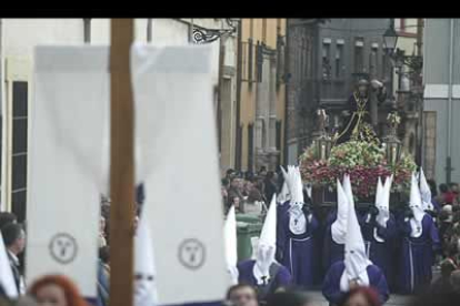 Las mujeres que precedían al Cristo cantaban y los papones que pujaban el paso respondían.