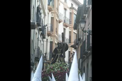 El morado y el blanco de los papones rompía la oscuridad de la noche que comenzaba a caer.  A la llegada a las Carbajalas comenzaron a repicar las campanas.