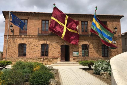 Imagen de ayer de la bandera de Europa junto a los pendones en el Ayuntamiento de Gordoncillo.