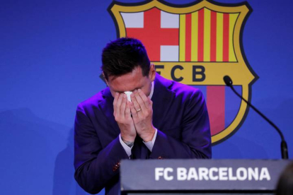 El delantero argentino Lionel Messi, se emociona durante su comparecencia este domingo en el Camp Nou. ANDREU DALMAU