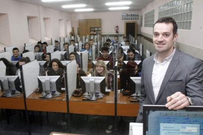 Fernando Lanero en una de las aulas del Colegio de los Agustinos, en León.