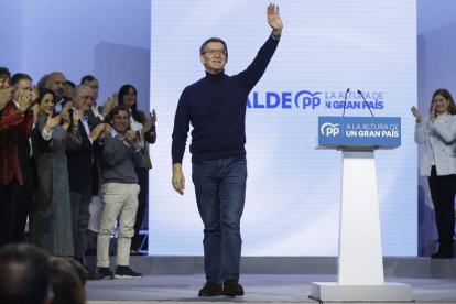 El líder popular, Alberto Núñez Feijóo, agradece los aplausos durante el acto de presentación de los candidatos del Partido Popular a las alcaldías de las capitales de provincia para las elecciones del 28-M. MARISCAL