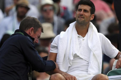 Djokovic recibe tratamiento en el codo en su partido ante Berdych en Wimbledon