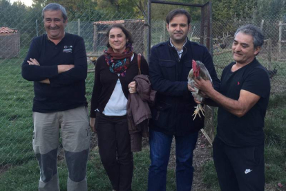 Tino Rodríguez, junto a criadores de gallos en el Curueño.