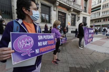 Concentración para pedir la abolición de la prostitución en León. DL