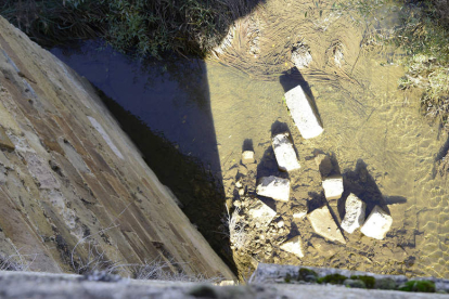Piedras de la estructura sobre el río. ACACIO