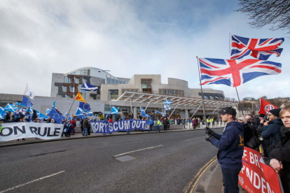Manifestantes a favor de permanecer en la UE (i) y del Brexit (d) junto al Parlamento escocés.