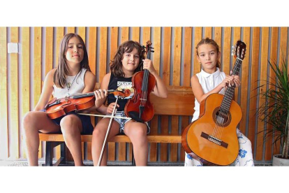 Tres de las alumnas que participan en el Campus Musical de Santa Lucía de Gordón. PEIO GARCÍA