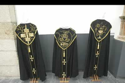 Las cofradías disponen de numeroso material antiguo como interesantes bordados y el juego de casullas que llevan los sacerdotes en el Santo Entierro.