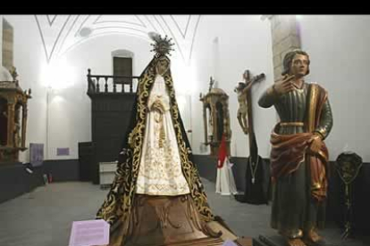 En las dos salas se puede contemplar un amplio abanico del patrimonio escultórico de la Semana Santa Ponferradina.