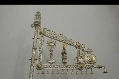 El Guión Sacramental es la última pieza de orfebrería incorporada a la muestra. Reproduce en plata símbolos de la ciudad como la Torre de la Basílica o la Encima.