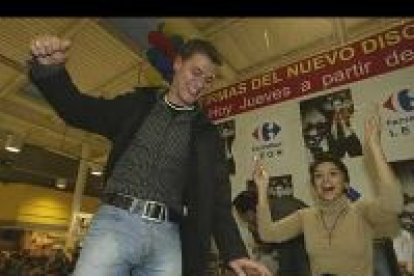 Ni ella misma se le creía. Cientos de leoneses se agolparon en el centro comercial Carrefour para conocer de cerca a Chenoa, que firmó discos de su último trabajo a diestro y siniestro.