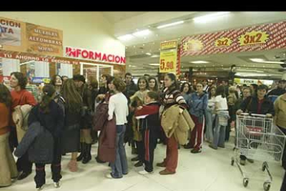 A pesar de la lluvia, las colas en el centro comercial para hacerse con la firma de la cantante mallorquina, llegaban hasta la calle.