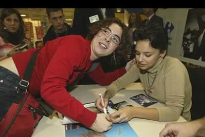 Muchas fans no pudieron resistirse a cumplir uno de sus sueños más anhelados, inmortalizarse con Chenoa.