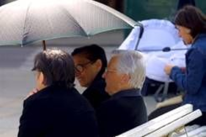 Tres mujeres conversan sentadas en un parque en una imagen de archivo