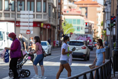Varios ciudadanos cruzan una avenida de la localidad burgalesa de Aranda de Duero. PACO SANTAMARÍA