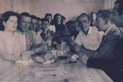 Reunión en una vivienda del poblado, años cincuenta. CORTESÍA L.G.