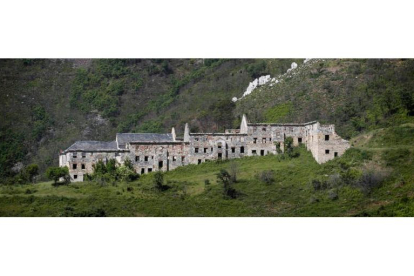 Imagen de archivo del poblado de La Piela en la ladera de la Peña del Seo, en una imagen de la última década. JESÚS F. SALVADORES