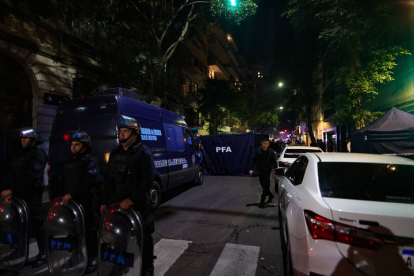 Policías prestan guardia en los alrededores del domicilio de la vicepresidenta argentina, Cristina Fernández de Kirchner. JUAN IGNACIO RONCORONI