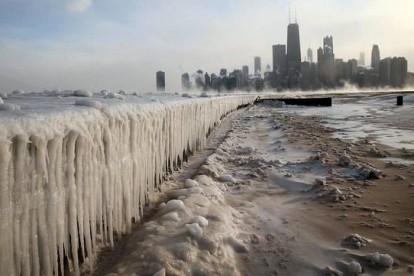 El hielo se acumula a lo largo del lago Michigan en Chicago
