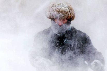 Garret Kelenske intentando sacar la nieve en Muskegon Heights, Michigan