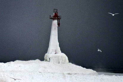 El faro de la playa de Pere Marquette, Michigan,cubierto de hielo.