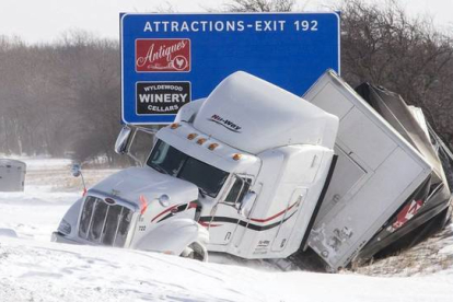 Un camión accidentado en una carretera de Illinois.