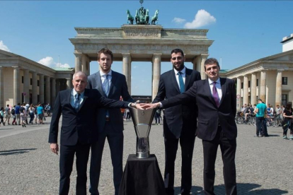 Obradovic y Vesely (Fenrbahçe) y Bourousis y Perasovic (Baskonia) posan en la puerta de Brandenburgo con el trofeo
