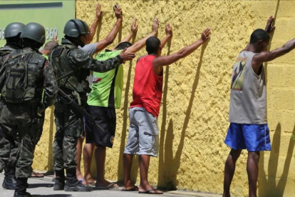 Policías militares cachean a sospechosos en Vila Velha, en el estado de Espirito Santo.