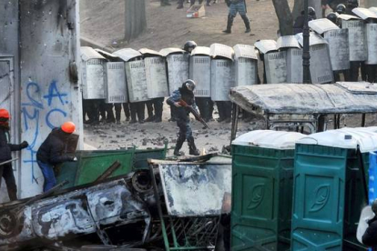 Enfrentamiento sin precedentes con la policía hasta la madrugada que han dejado decenas de heridos y partes del centro de la ciudad como un campo de batalla. AFP PHOTO / GENYA SAVILOV