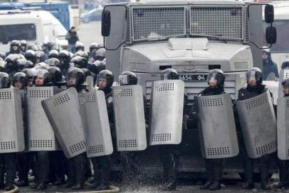 La policía antidisturbios ucraniana detrás de sus escudos durante los enfrentamientos con manifestantes proeuropeos. REUTERS / Vasily Fedosenko