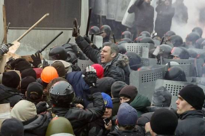 El líder del partido opositor UDAR (GOLPE), Vitali Klitschkó intenta detener los enfrentamientos entre los manifestantes y la policía antidisturbios. EFE / SERGUÉI DOLZHENKO