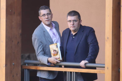 Fernando y Mario Tascón, en el Castillo de Ponferrada con su novela 'La Biblia Bastarda'. L. DE LA MATA