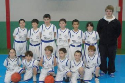 Formación del equipo del colegio Carmelitas Landázuri que milita en la categoría preminibásket mixto