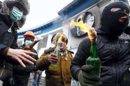 Manifestantes proeuropeos llevan cócteles molotov durante los enfrentamientos con la policía. REUTERS / Vasily Fedosenko