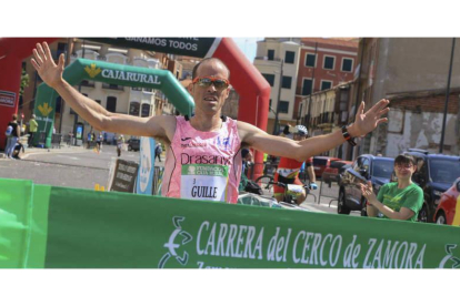 Guillermo García levanta los brazos como triunfador mientras cruza la línea de meta. LA OPINIÓN DE ZAMORA