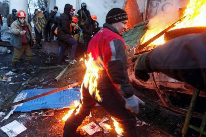 Un manifestante por la integración europeísta se quema la ropa tras arder un cóctel Molotov. REUTERS / VASILY FEDOSENKO