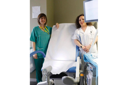 Patricia de Lucas Merillas, ginecóloga, y Loli García Claro, enfermera. MARCIANO PÉREZ