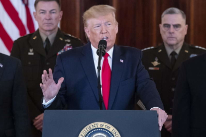 Trump anunció nuevas sanciones contra Irán rodeado de su cúpula militar.