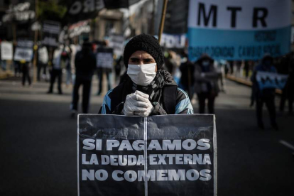 Un hombre se manifiesta en Buenos Aires contra el pago de la deuda externa. JUAN IGNACIO RONCORONI